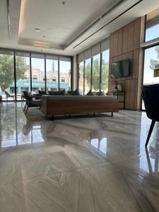 ein großes Wohnzimmer mit Sofa und TV in der Unterkunft بياسة للاجنحة الفندقية in Riad