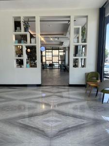 a lobby with a marble floor in a building at بياسة للاجنحة الفندقية in Riyadh