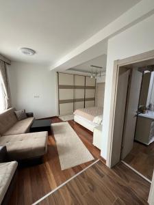 ein Wohnzimmer mit einem Sofa und einem Bett in der Unterkunft Diamond Hotel & Restaurant in Ulcinj