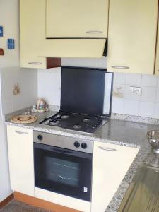 een keuken met een kookplaat en een oven bij One bedroom apartement with wifi at Corniglia in Corniglia