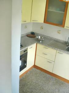 małą kuchnię ze zlewem i kuchenką w obiekcie One bedroom apartement with wifi at Corniglia w mieście Corniglia