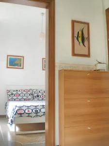 Pokój z komodą i szufladą z lustrem w obiekcie One bedroom apartement with wifi at Corniglia w mieście Corniglia