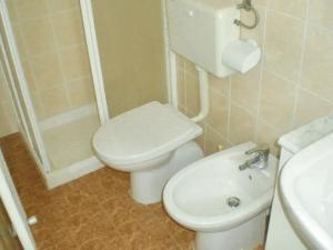 małą łazienkę z toaletą i umywalką w obiekcie One bedroom apartement with wifi at Corniglia w mieście Corniglia