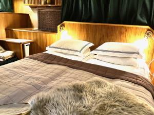 Mälardrottningen Yacht Hotel客房内的一张或多张床位