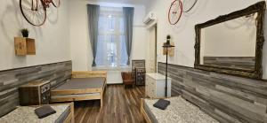 een kamer met 2 bedden en een spiegel aan de muur bij A59 Quiet 2BDR 2BTHR 2AC wifi for 4-6 ppl in Heart of DTown in Boedapest