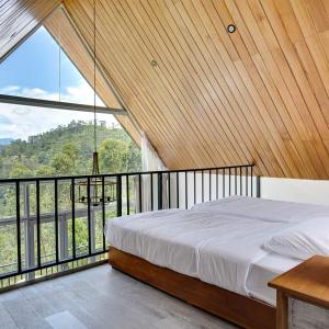 1 dormitorio con cama y ventana grande en Waterfall Villa by Opulence, en Talawakele