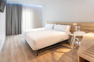 Habitación de hotel con cama y mesa en B&B HOTEL Porto Gaia en Vila Nova de Gaia