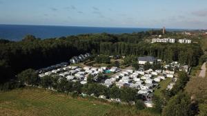 an aerial view of a parking lot next to the ocean at Kemping prywatny na ośrodku in Gąski