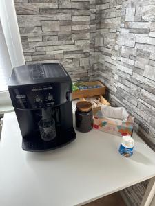 Příslušenství pro přípravu čaje a kávy v ubytování Schelder Gästezimmer
