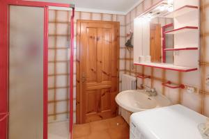 W łazience znajduje się umywalka i lustro. w obiekcie Baita Florin w Livigno