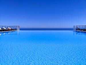 A piscina localizada em Le COQ -Splendide vue -magnifique piscine -Parking ou nos arredores