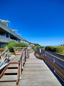 Uma varanda ou terraço em Le COQ -Splendide vue -magnifique piscine -Parking