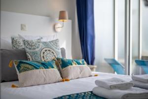 Cama ou camas em um quarto em Le COQ -Splendide vue -magnifique piscine -Parking