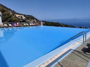 A piscina localizada em Le COQ -Splendide vue -magnifique piscine -Parking ou nos arredores