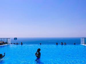 A piscina localizada em Le COQ -Splendide vue -magnifique piscine -Parking ou nos arredores