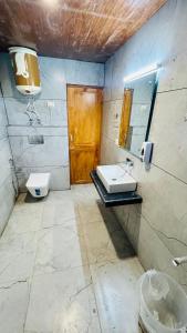 A bathroom at Hotel Ocean & Hotel Meadows Mountain View ! A Family Hotel ! Near To Mall Road