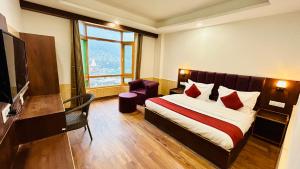 A bed or beds in a room at Hotel Ocean & Hotel Meadows Mountain View ! A Family Hotel ! Near To Mall Road