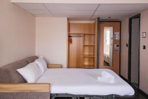 Cette petite chambre comprend un lit et un canapé. dans l'établissement easyHotel Nice Palais des Congrès – Old Town, à Nice