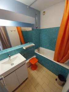 ein Badezimmer mit einem Waschbecken, einer Badewanne und einem WC in der Unterkunft front de mer 2 chambres parking quartier corniche in Sète
