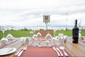 - une table avec des verres à vin et une bouteille de vin dans l'établissement Lake Naivasha Resort, à Naivasha