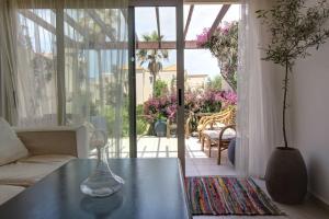 un jarrón de cristal sentado en una mesa en una sala de estar en Elias 1-Bedroom Apartment on the beach with pool, en La Canea