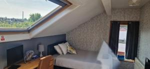 una camera con letto, finestra e scrivania di KAYUMBA Properties LTD a Leeds
