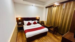 A bed or beds in a room at Hotel Ocean & Hotel Meadows Mountain View ! A Family Hotel ! Near To Mall Road