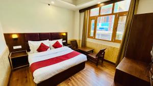 A bed or beds in a room at Hotel Ocean & Hotel Meadows Mountain View ! A Family Hotel ! Near To Mall Road