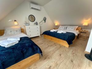 - une chambre avec 2 lits et une commode dans l'établissement Ulinia Zacisze Dom Superior 90m2, à Ulinia