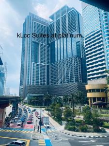 KLCC Suites at Platinum في كوالالمبور: اطلالة على مدينة ذات مباني طويلة