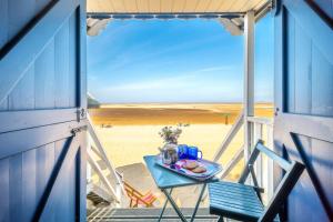 een tafel met een bord eten op het strand bij Bluebell Cottage LW in Little Walsingham