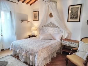 una camera con un letto bianco a baldacchino di One bedroom apartement with wifi at Siena a Siena