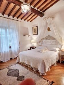 una camera con un letto bianco a baldacchino di One bedroom apartement with wifi at Siena a Siena