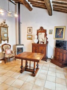 un soggiorno con tavolo e mobili in legno di One bedroom apartement with wifi at Siena a Siena