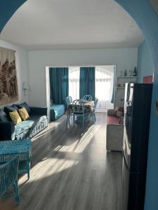 ein Wohnzimmer mit einem Sofa und einem Tisch in der Unterkunft Domina coral bay in Sharm El Sheikh