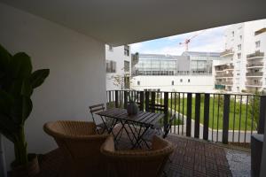 a patio with a table and chairs on a balcony at Appartement Duplex équipé 12 mn saint Lazare et 15mn stade de France in Colombes