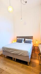 1 dormitorio con 1 cama grande con almohadas azules en Luxury One Bedroom Apartment in the City Centre en Edimburgo
