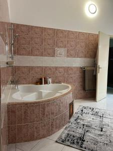 La salle de bains est pourvue d'une baignoire et d'un tapis. dans l'établissement Résidence Gabrielle, à São Tomé