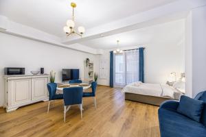 a living room with a bed and a table and chairs at Alpin Clabucet Studio in Predeal