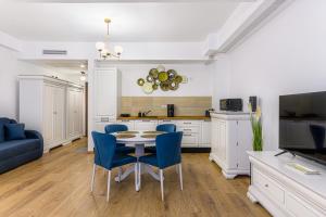 a kitchen and dining room with a table and chairs at Alpin Clabucet Studio in Predeal