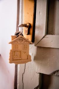 Una serratura ad una porta con una casa sopra. di Casetta dei Nonni a Vitorchiano