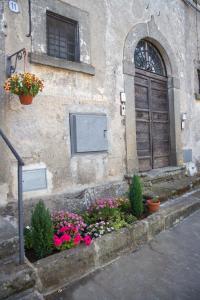 um edifício com flores na frente de uma porta em Casetta dei Nonni em Vitorchiano