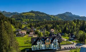 een luchtzicht op een dorp in de bergen bij Aparthotel Zakopiański & SPA in Zakopane