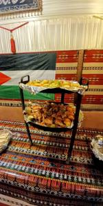 una bandeja de comida encima de una alfombra en Magic Bedouin Star en Wadi Rum