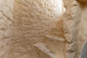 pared de piedra con escaleras en una habitación en Terrazza GiuMaSe by Wonderful Italy, en Ostuni