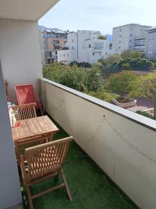 two chairs and a table on a balcony with a view at Chambre privée 2 - Chez Vincent - Gare - Centre ville Appartement Partagé -WIFI in Annecy +2 photos