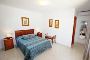 1 dormitorio con 1 cama, mesa y sillas en Finca Sendra - rustic finca for nature lovers in Benissa, en Benissa
