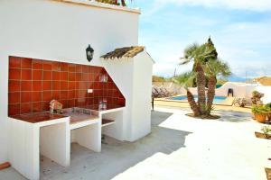 Villa mit einer Küche und einem Pool in der Unterkunft Finca Sendra - rustic finca for nature lovers in Benissa in Benissa
