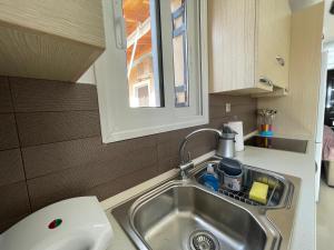 Kuchyň nebo kuchyňský kout v ubytování 75sqm Perdika Aegina luxury family apartment με θέα βουνό και θάλασσα 75τμ + 31 fotografií