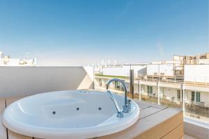 y baño con bañera en el balcón. en Cabot Playa Grande - Adults Only, en Playa de Palma
